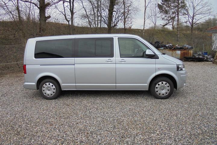 Sølv VW Caravelle fra 2015