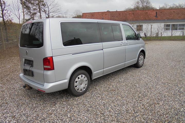 Sølv VW Caravelle fra 2015