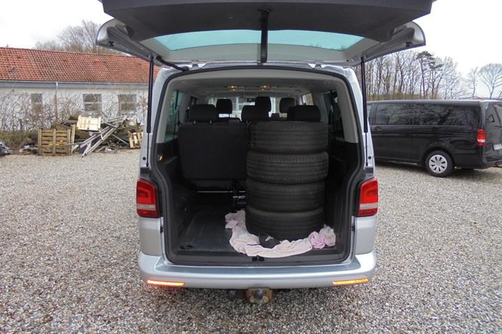 Sølv VW Caravelle fra 2015