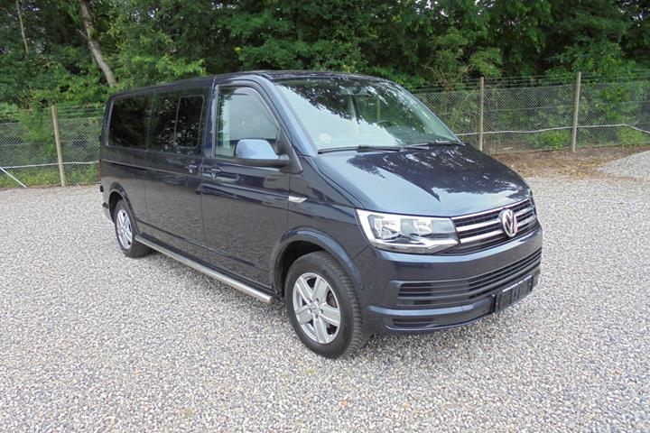 Blå VW Caravelle fra 2016 set udefra