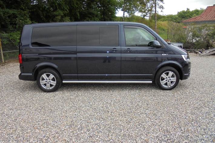 Blå VW Caravelle fra 2016