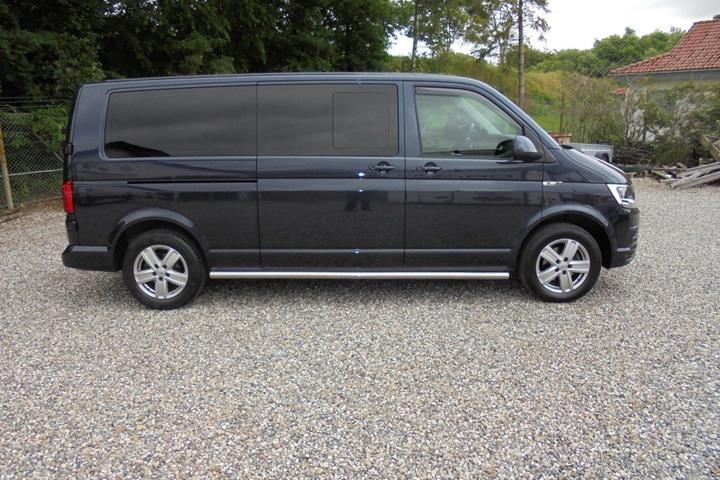 Blå VW Caravelle fra 2016
