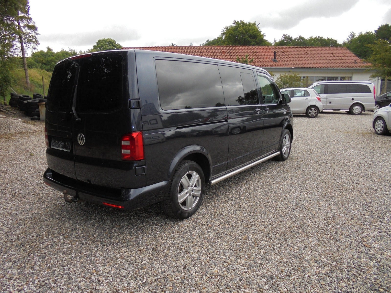 Blå VW Caravelle fra 2016