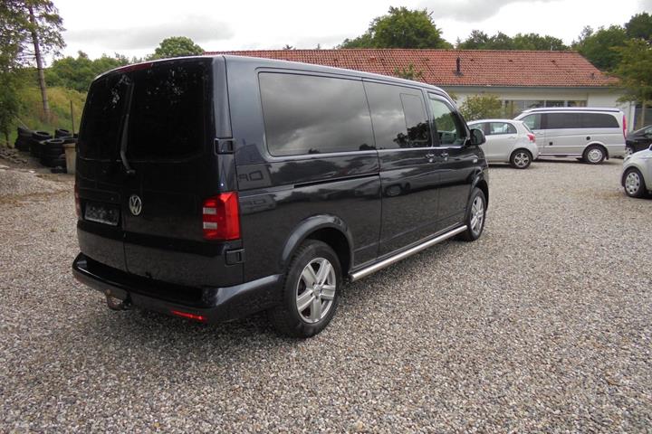 Blå VW Caravelle fra 2016
