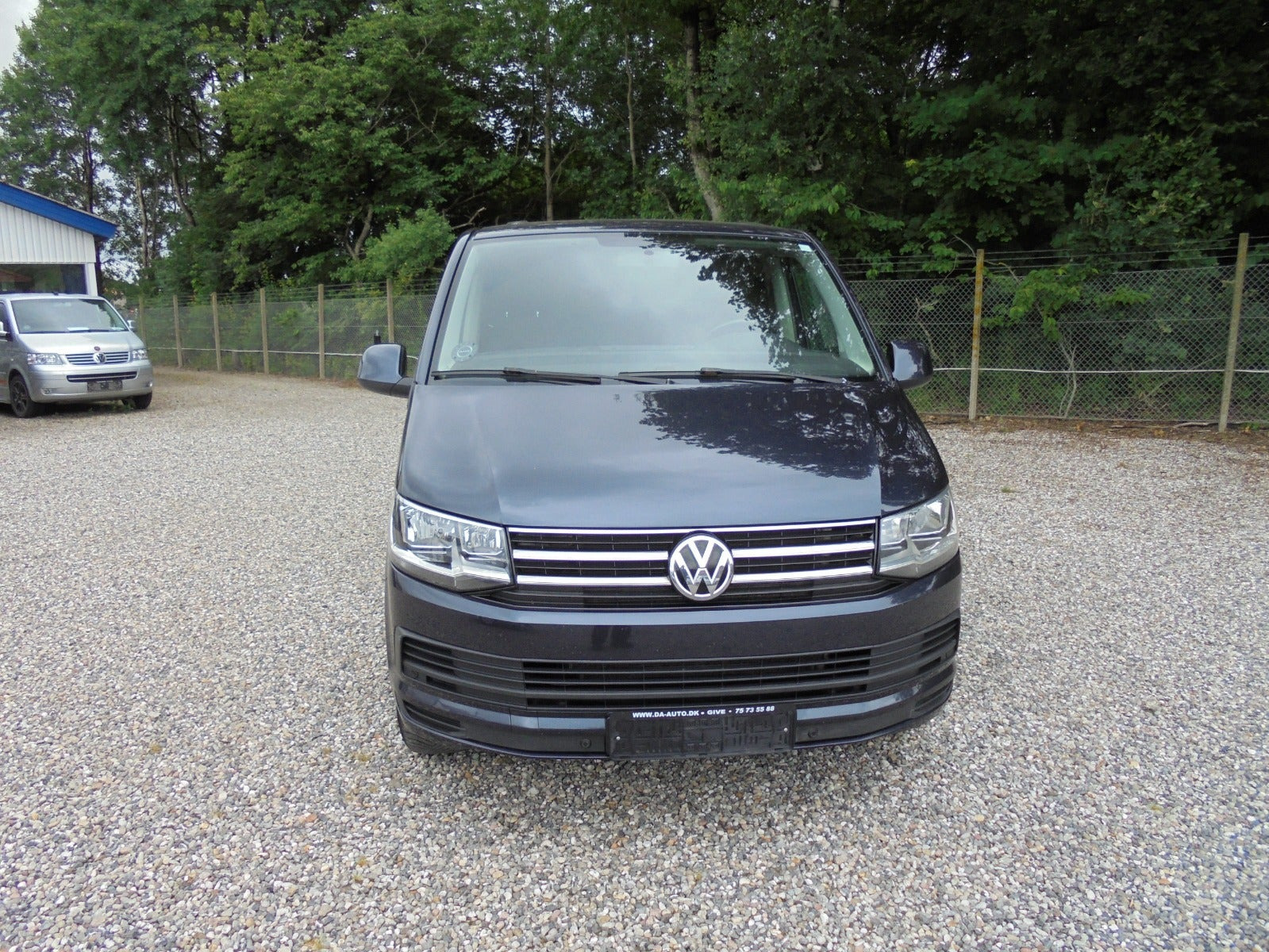 Blå VW Caravelle fra 2016