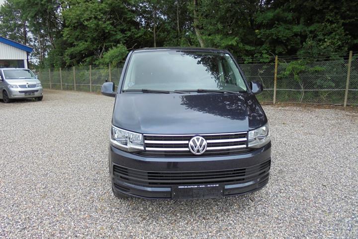 Blå VW Caravelle fra 2016