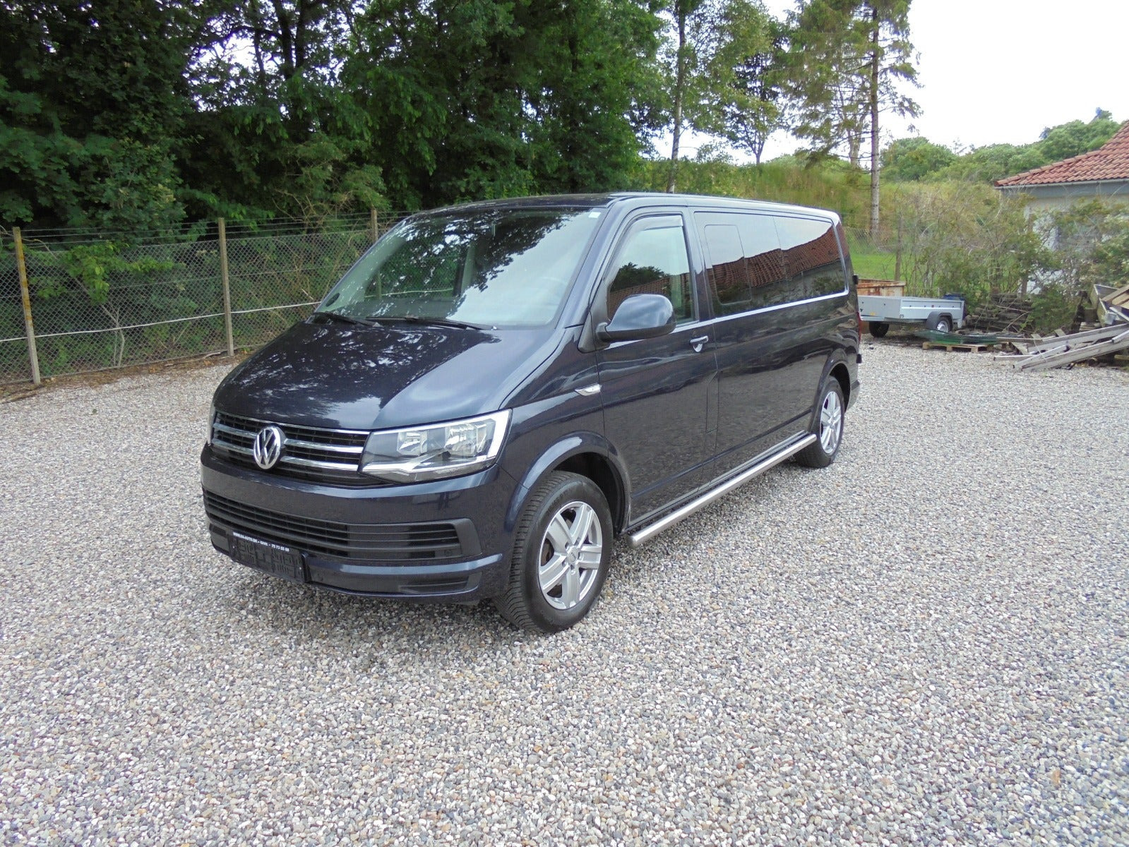 Blå VW Caravelle fra 2016