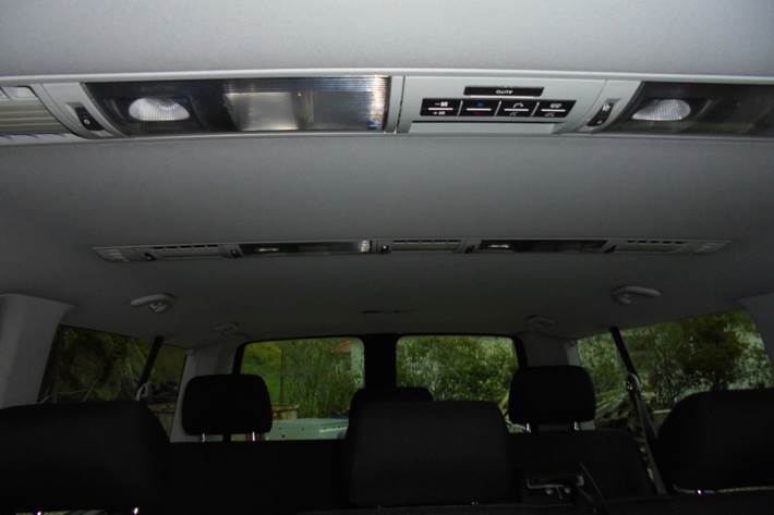 Blå VW Caravelle fra 2016