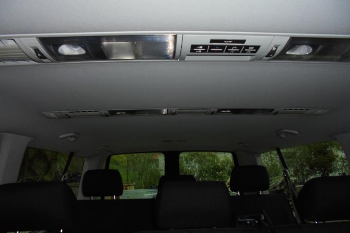 Blå VW Caravelle fra 2016