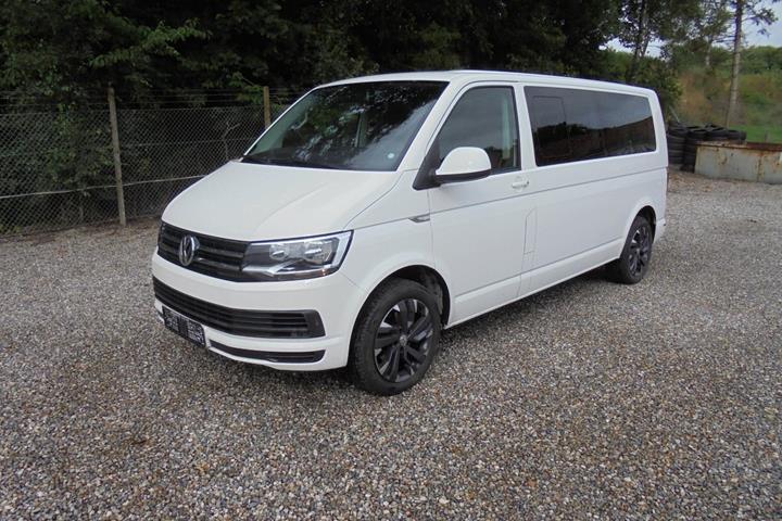 Hvid VW Caravelle fra 2016 set udefra