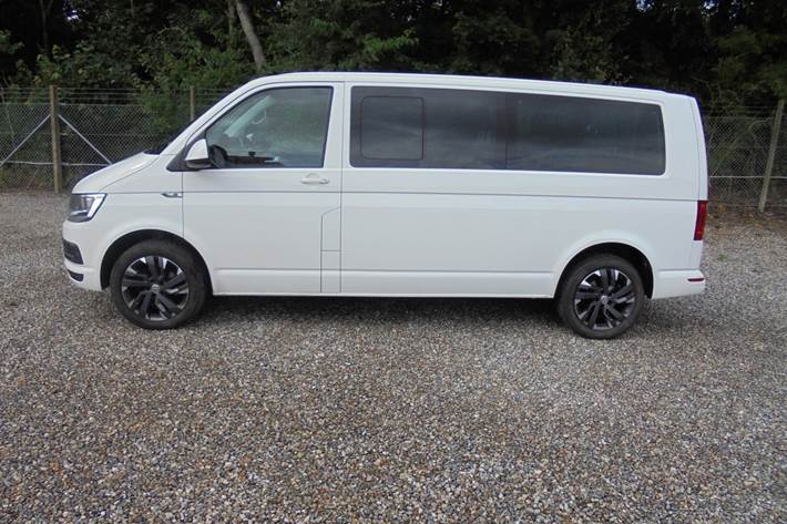 Hvid VW Caravelle fra 2016