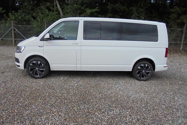 Hvid VW Caravelle fra 2016