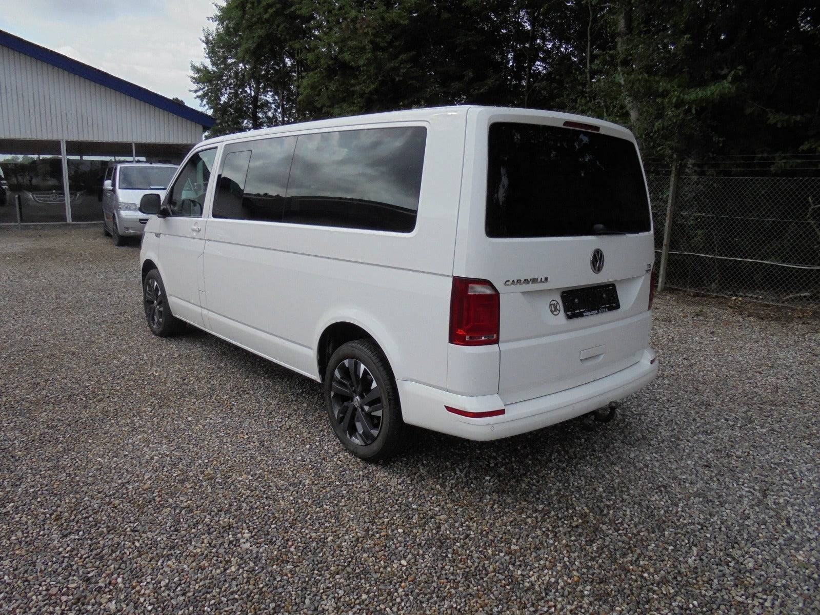 Hvid VW Caravelle fra 2016