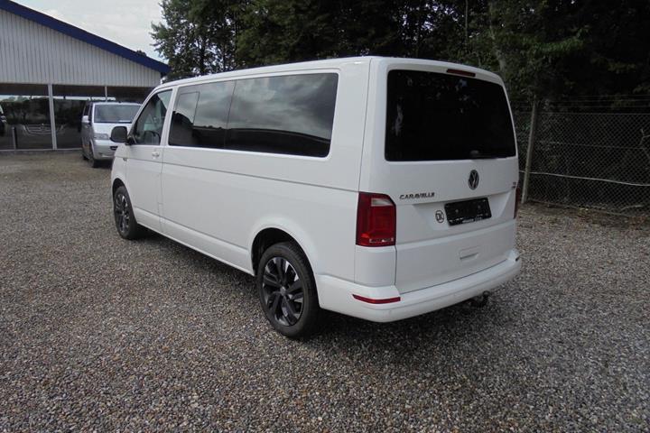 Hvid VW Caravelle fra 2016