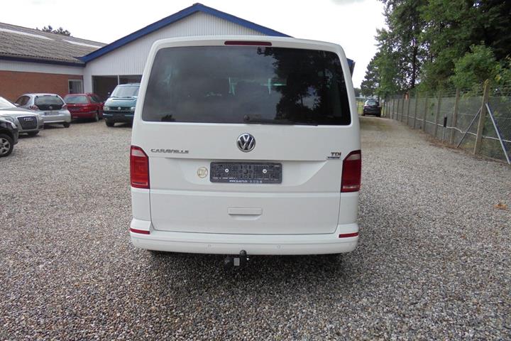 Hvid VW Caravelle fra 2016