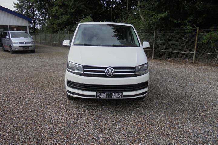 Hvid VW Caravelle fra 2016
