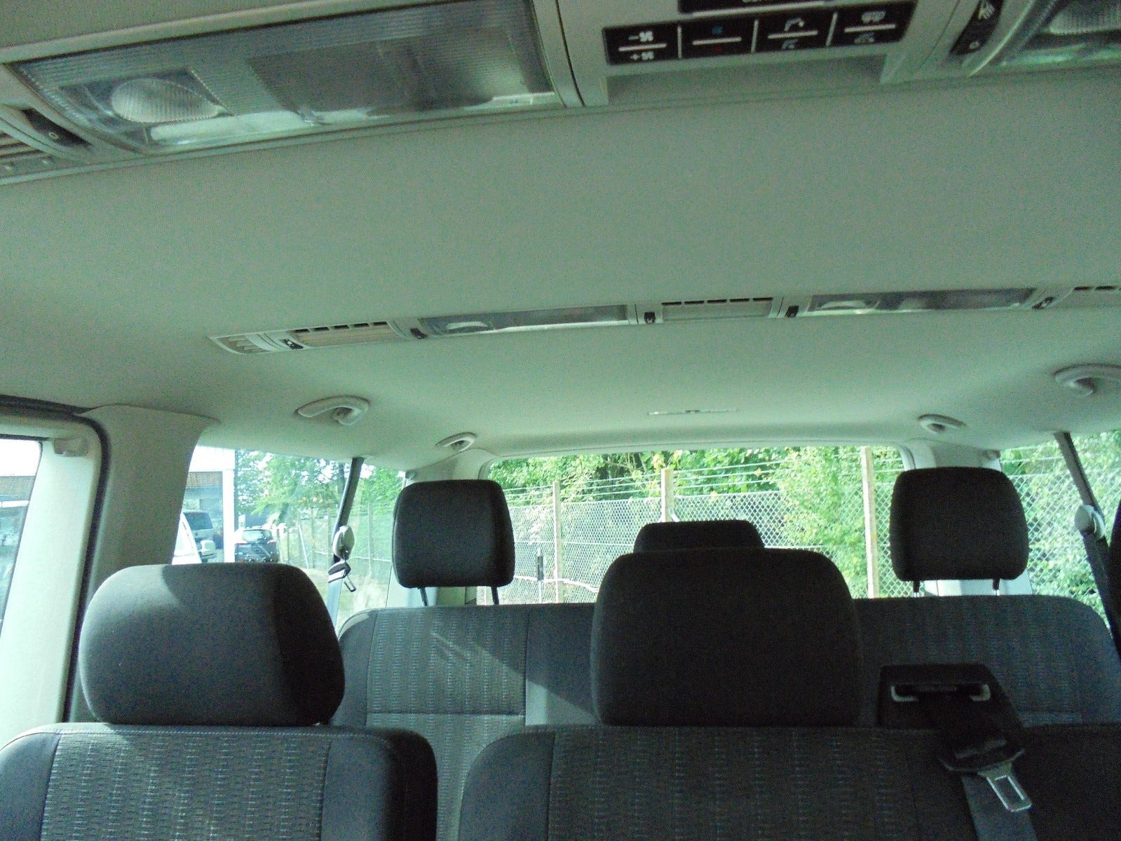 Hvid VW Caravelle fra 2016