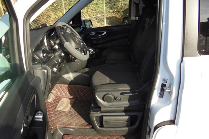 Hvid Mercedes V220 d fra 2016