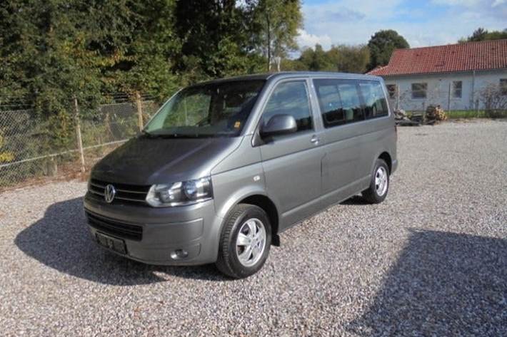 Grå VW Caravelle fra 2012