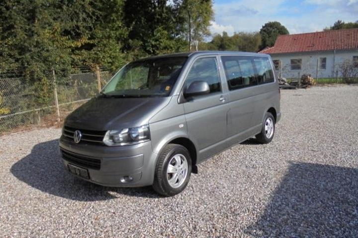 Grå VW Caravelle fra 2012 set udefra