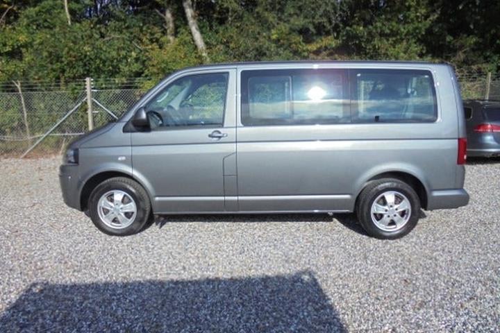 Grå VW Caravelle fra 2012