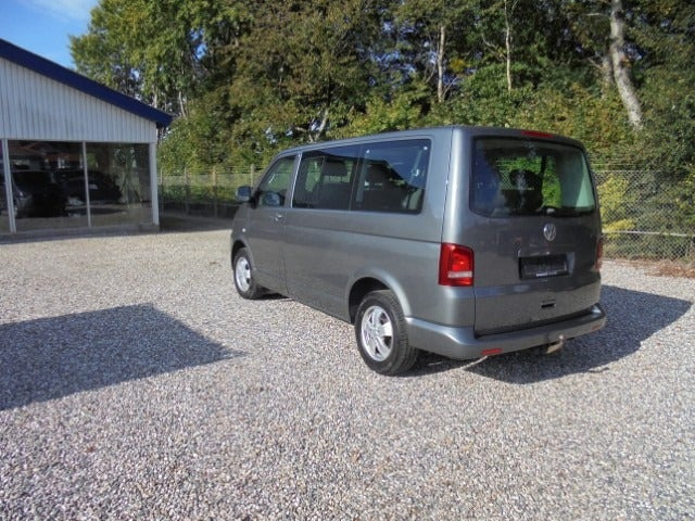 Grå VW Caravelle fra 2012
