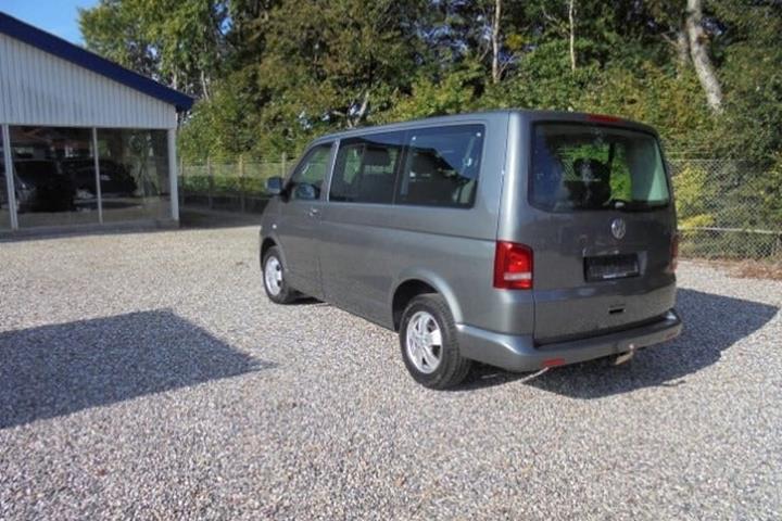 Grå VW Caravelle fra 2012