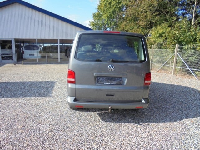 Grå VW Caravelle fra 2012