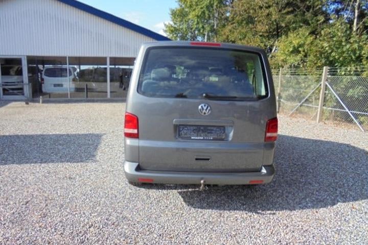 Grå VW Caravelle fra 2012