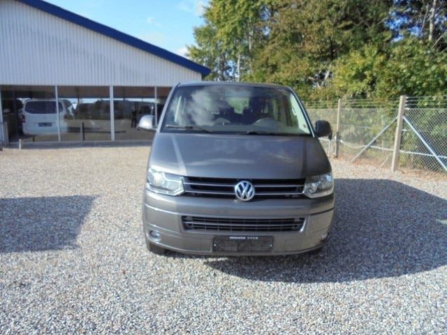 Grå VW Caravelle fra 2012