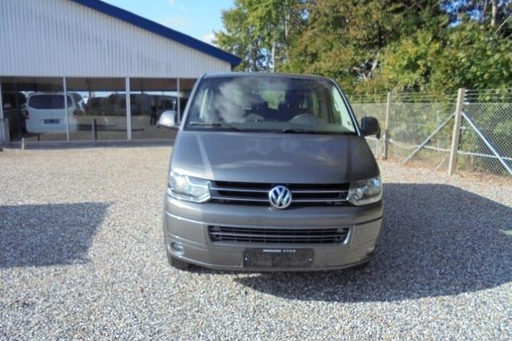 Grå VW Caravelle fra 2012