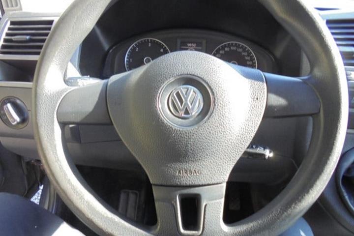 Grå VW Caravelle fra 2012