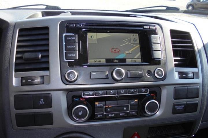 Grå VW Caravelle fra 2012
