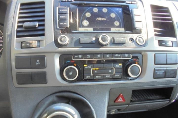 Grå VW Caravelle fra 2012
