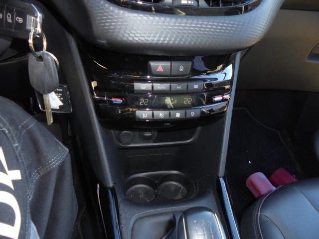 Grå Peugeot 2008 fra 2019
