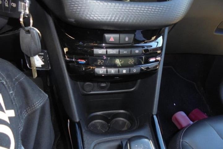 Grå Peugeot 2008 fra 2019