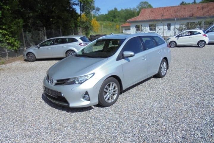 Sølv Toyota Auris fra 2014 set udefra