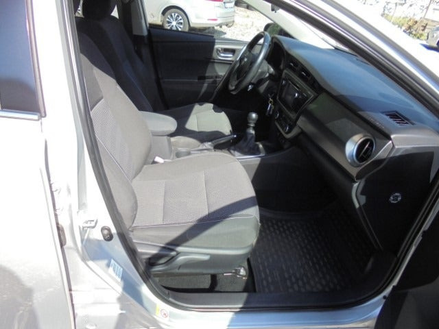 Sølv Toyota Auris fra 2014