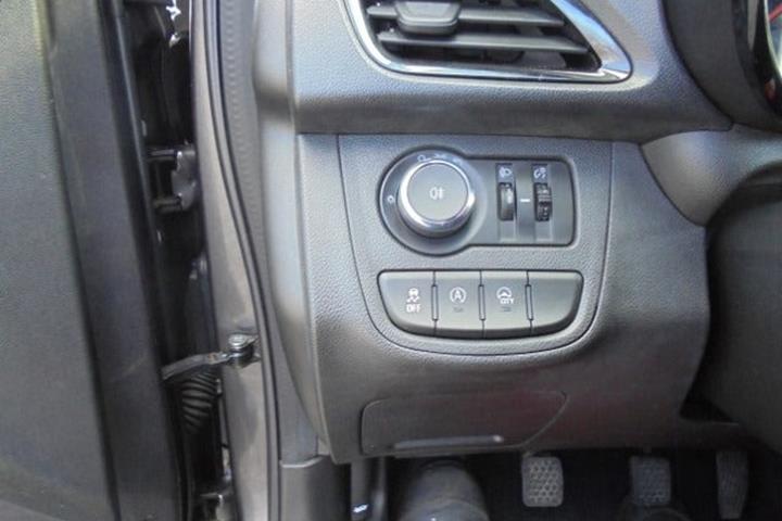Grå Opel Karl fra 2016