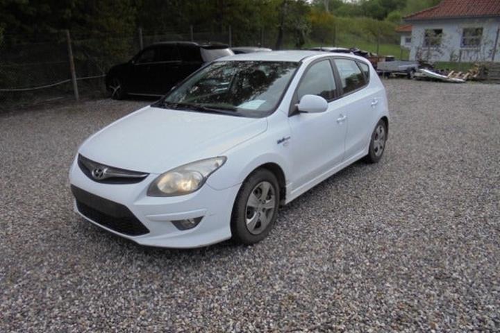 Hvid Hyundai i30 fra 2010 set udefra