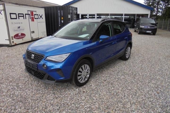 Blå Seat Arona fra 2022 set udefra