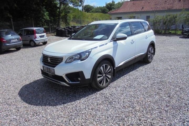 Hvid Peugeot 5008 fra 2018 set udefra
