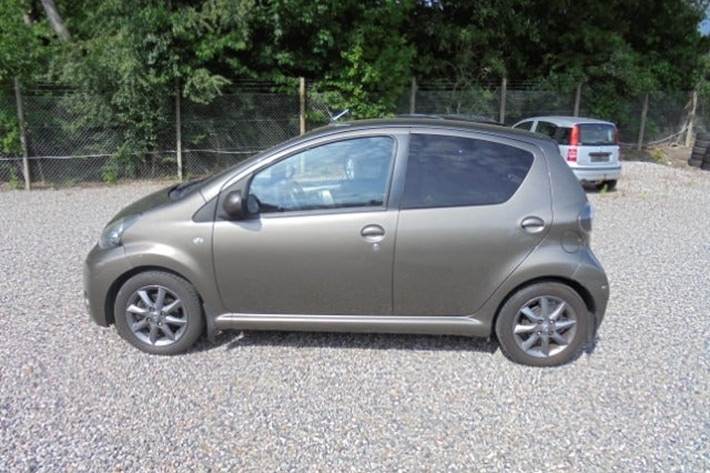 Bronze Toyota Aygo fra 2013