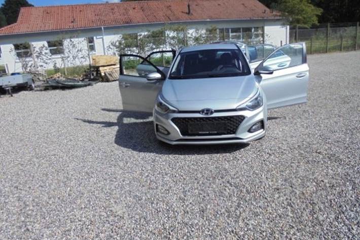 Sølv Hyundai i20 fra 2020