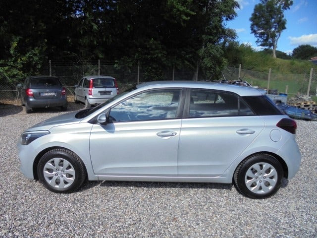 Sølv Hyundai i20 fra 2020