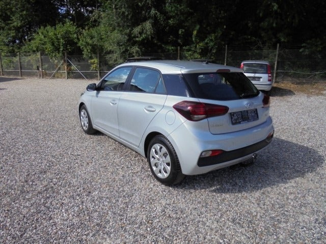 Sølv Hyundai i20 fra 2020