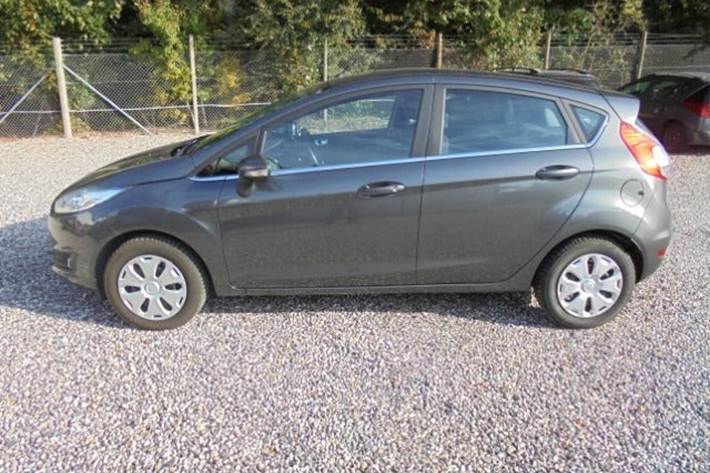 Grå Ford Fiesta fra 2016