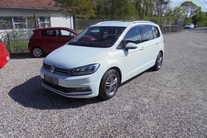 Hvid VW Touran fra 2018 set udefra