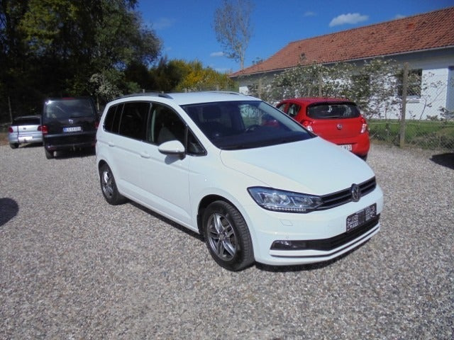Hvid VW Touran fra 2018