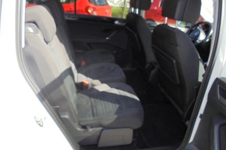Hvid VW Touran fra 2018